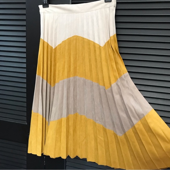 Zara Faux Suede Pleated Midi Skirt, Chevron Like Pattern, Size Small - Picture 3 of 10